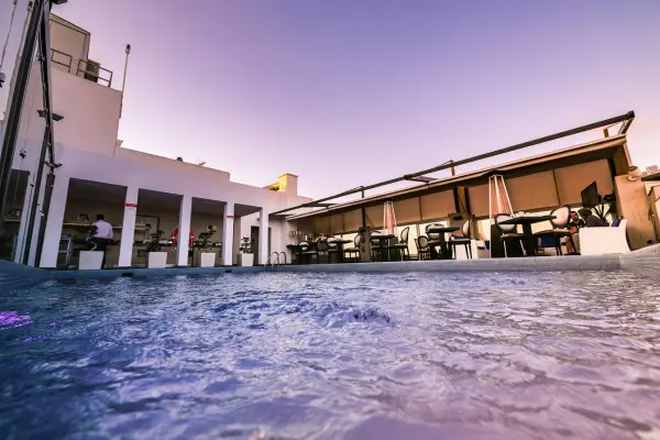 Acessórios de Piscina Decorativos: Transforme Sua Área de Piscina em um Paraíso