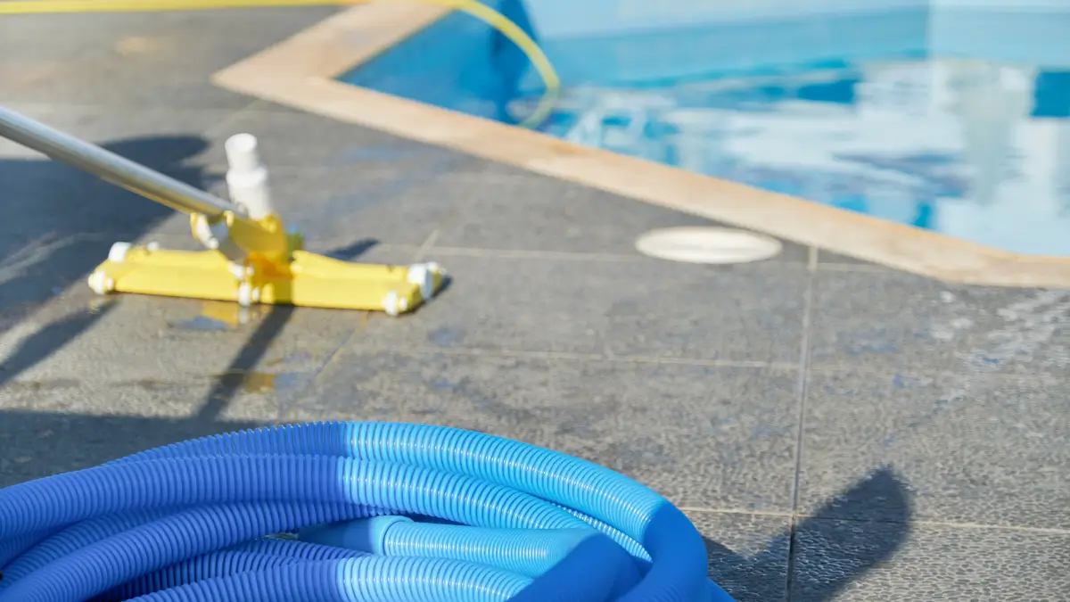 Como manter sua piscina limpa durante o inverno