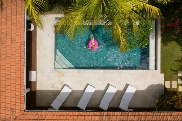 tendência piscina Piscinas que se misturam naturalmente com o ambiente ao redor