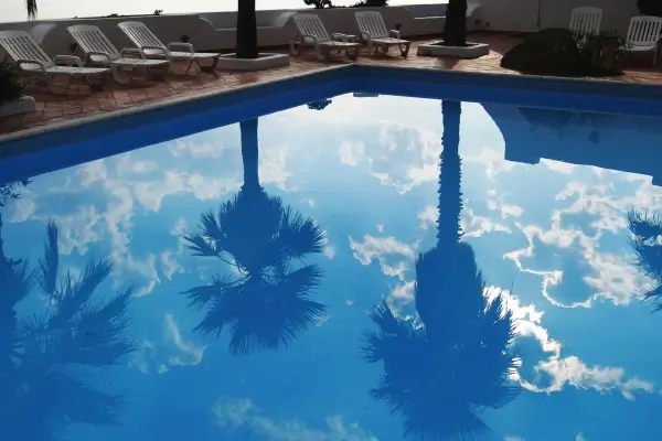 Acessórios de Piscina Decorativos: Transforme Sua Área de Piscina em um Paraíso