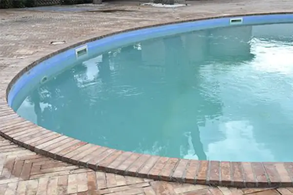 O Que Fazer Quando a Água da Piscina Está Leitosa