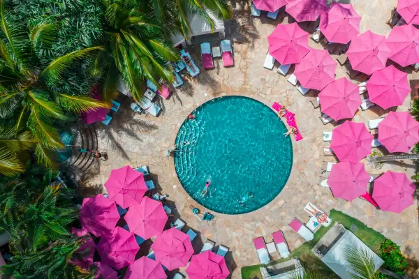 Guarda-sol para piscina: O acessório essencial para aproveitar o verão com conforto