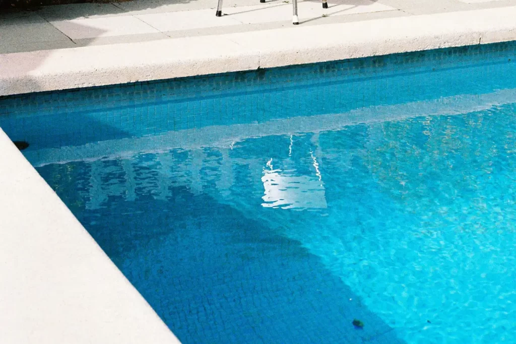 Como Aspirar Sua Piscina e Manter a Água Sempre Cristalina