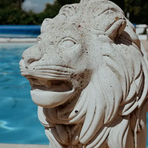 Transformando sua área de piscina com arte e esculturas