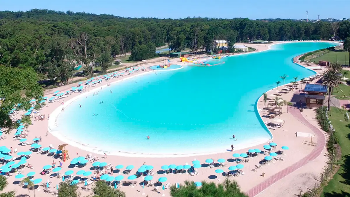 Um Paraíso Turquesa: A Inovadora Piscina do Solanas Crystal Beach em Punta del Este