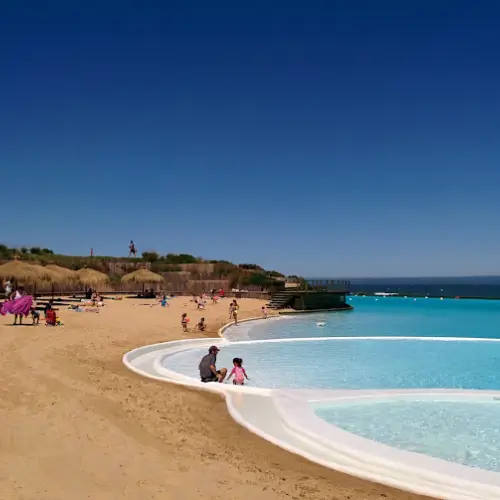 Descubra a Imponente Piscina Lagoon em Las Brisas Chile: Um Paraíso Aquático no Coração da América do Sul