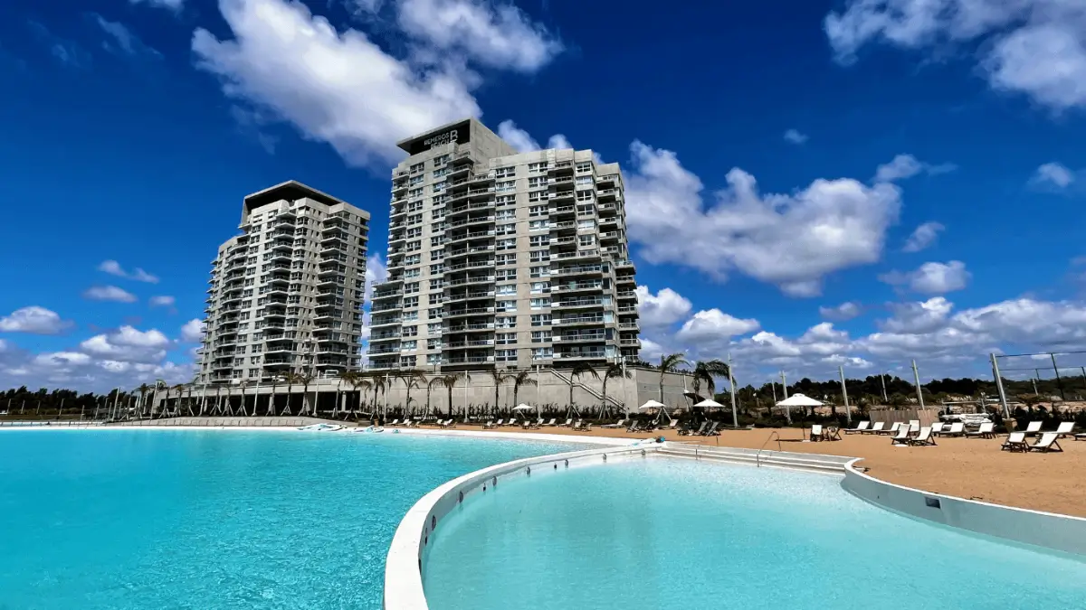 Descubra a Magnífica Piscina Crystal Lagoon em Remeros Beach, Argentina