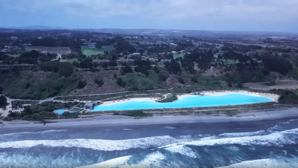 Descubra a Imponente Piscina em Las Brisas Chile: Um Paraíso Aquático no Coração da América do Sul