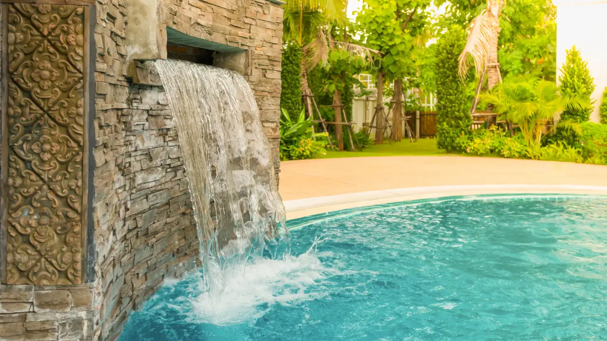 Guia Completo para Projetar uma Piscina Moderna com Cascata: Benefícios, Tipos e Dicas de Manutenção