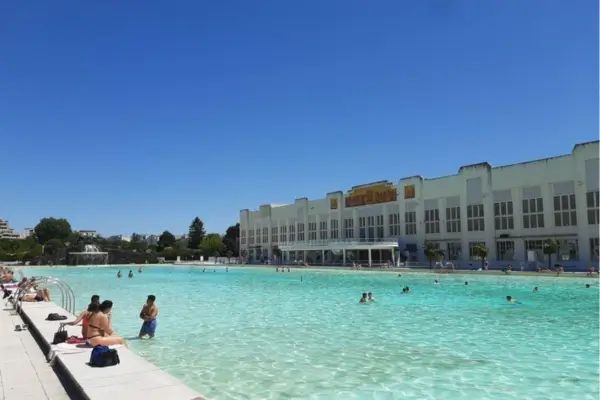 Descubra a Piscine Alfred Nakache: História, Design e Funcionalidades