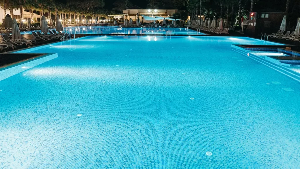 Iluminação de Fibra Óptica para Piscinas: Beleza, Segurança e Eficiência para o Seu Espaço de Lazer