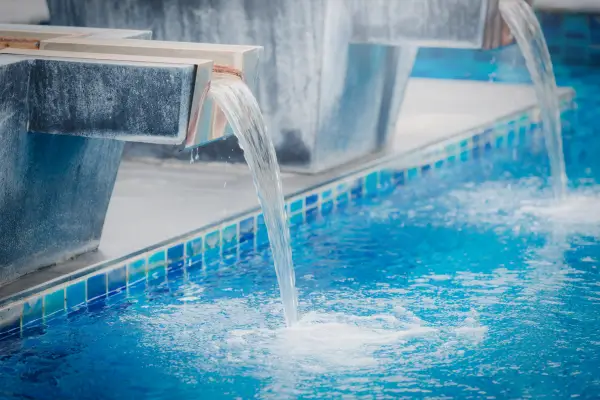 Guia Completo para Projetar uma Piscina Moderna com Cascata: Benefícios, Tipos e Dicas de Manutenção