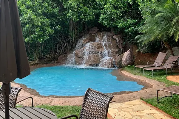 cascata de pedra em piscina