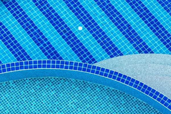 Descubra a Elegância Submersa: Tudo o que Você Precisa Saber sobre Piscinas de Fibra com Borda Rebaixada