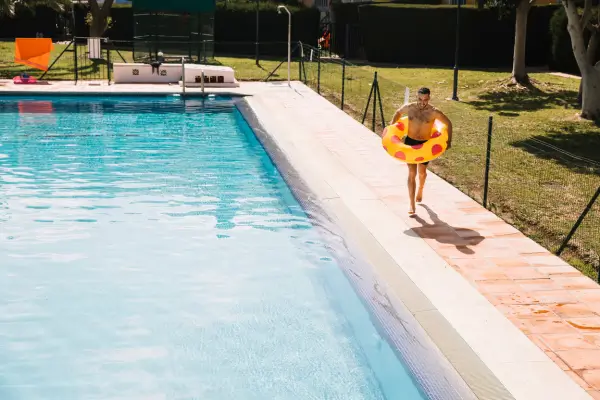 Descubra a Elegância Submersa: Tudo o que Você Precisa Saber sobre Piscinas de Fibra com Borda Rebaixada