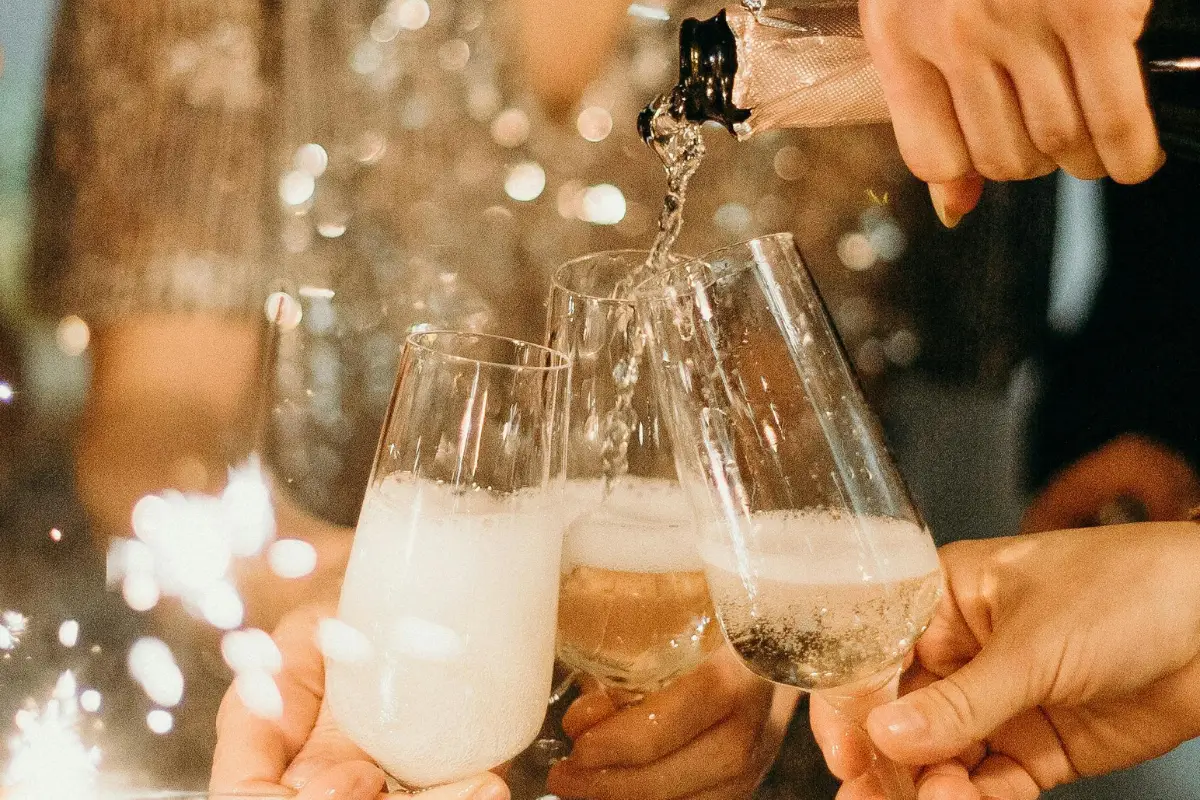 Brilho e Elegância à Beira da Piscina: Dicas de Decoração para um Reveillon Inesquecível