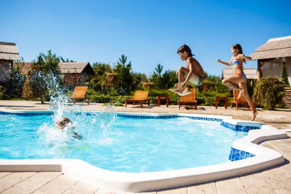 Bolhas na Piscina de Fibra: Desvendando os Mistérios por Trás da Superfície