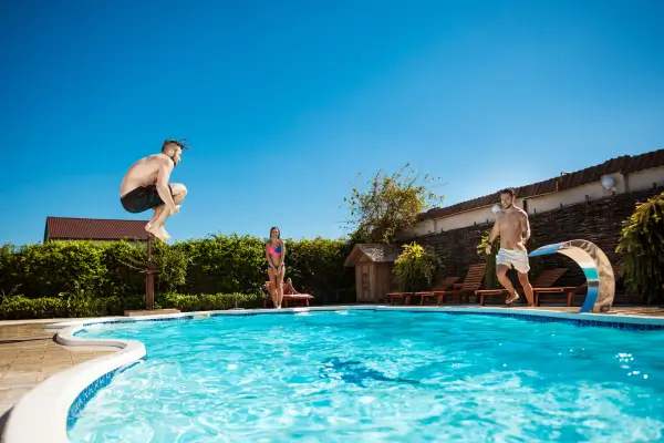 Bolhas na Piscina de Fibra: Desvendando os Mistérios por Trás da Superfície