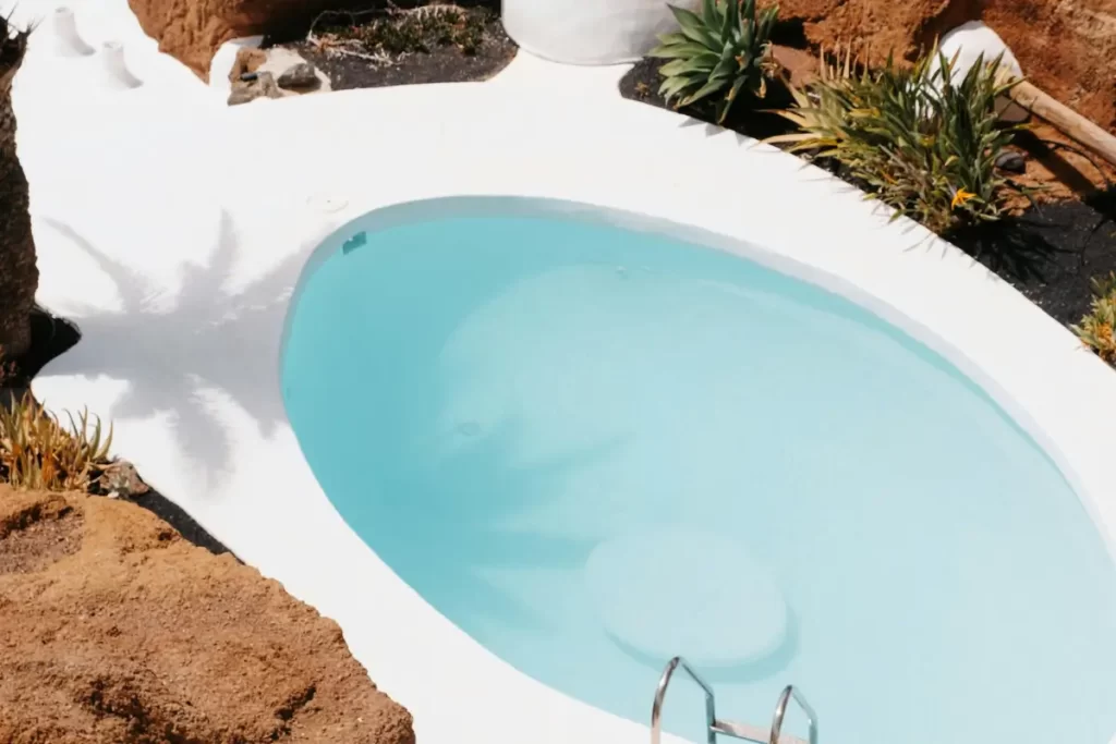 Nadando em Estilo: O Guia Completo para Projetar sua Piscina Pequena