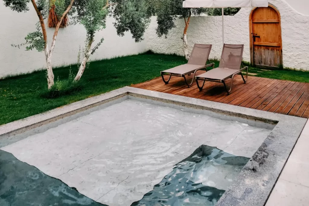 Nadando em Estilo: O Guia Completo para Projetar sua Piscina Pequena