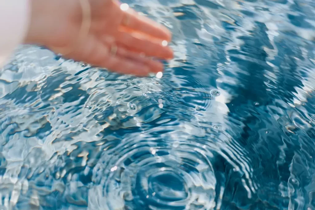 Desvendando os Segredos das Manchas de Cloro: Guia Completo para Proteger Suas Roupas da Piscina