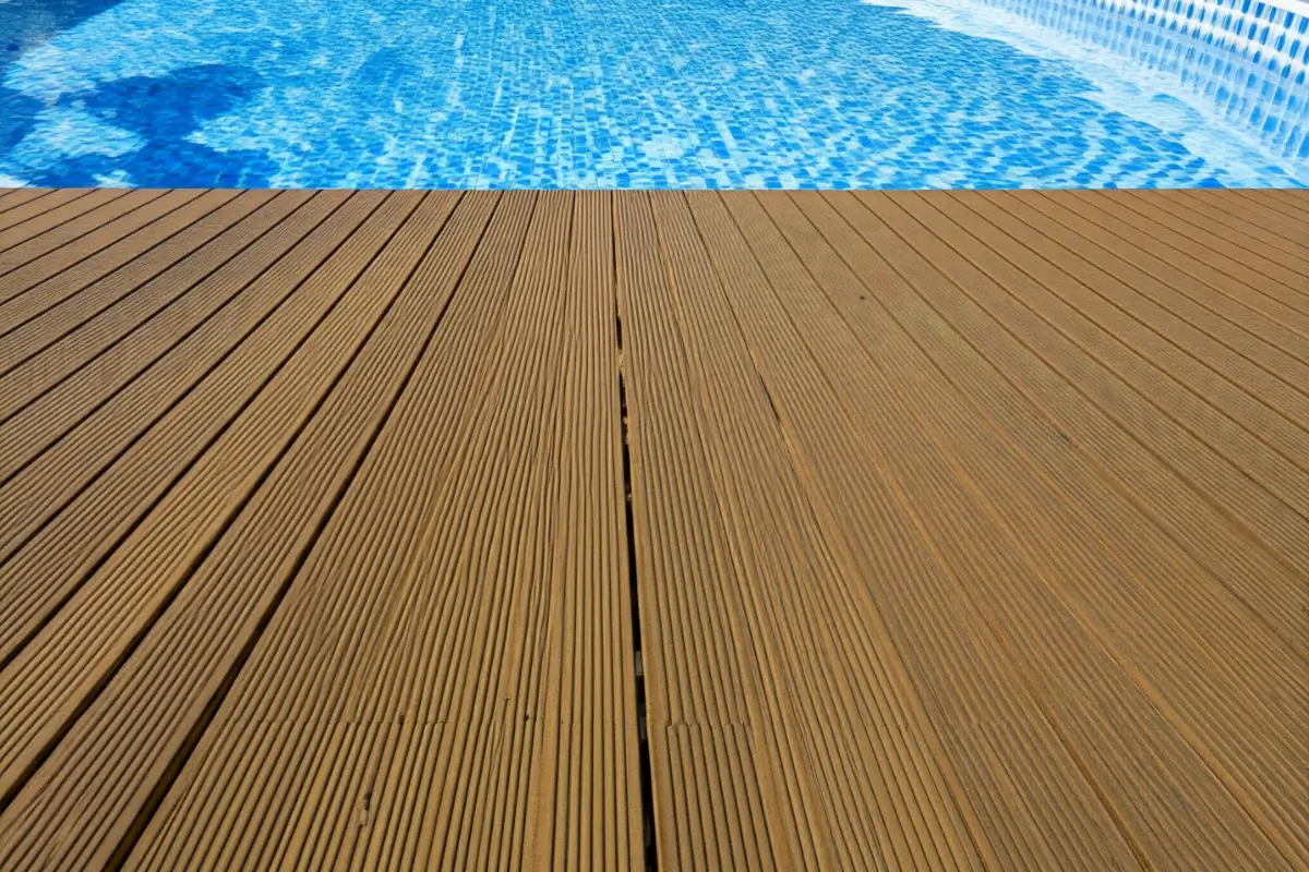 Desvendando o Segredo da Elegância: Construindo o Deck Perfeito para sua Piscina de Plástico