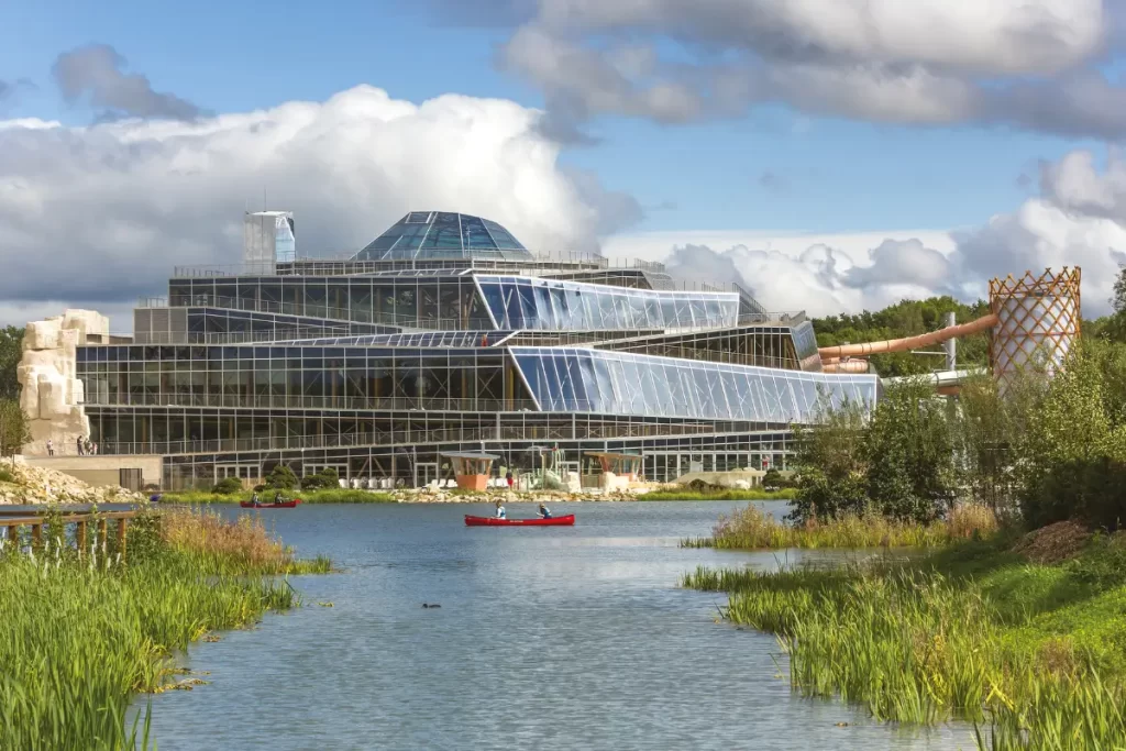 Oásis Sustentável: Descubra o Aqualagon - O Parque Aquático Ecológico de Villages Nature Paris