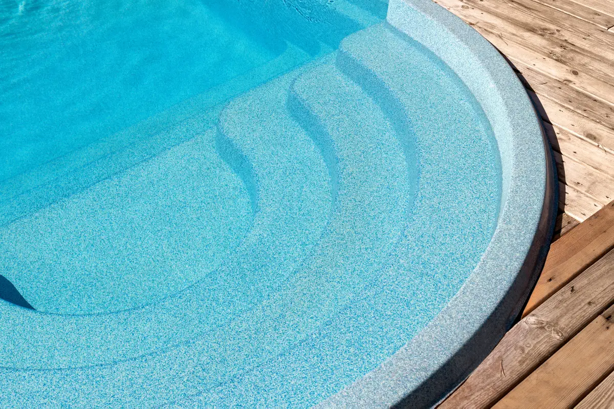 Profundezas Reveladas: O Guia Definitivo para Esvaziar sua Piscina de Fibra com Segurança e Sabedoria