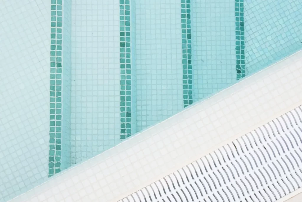 Piscinas Brancas na Arquitetura Moderna