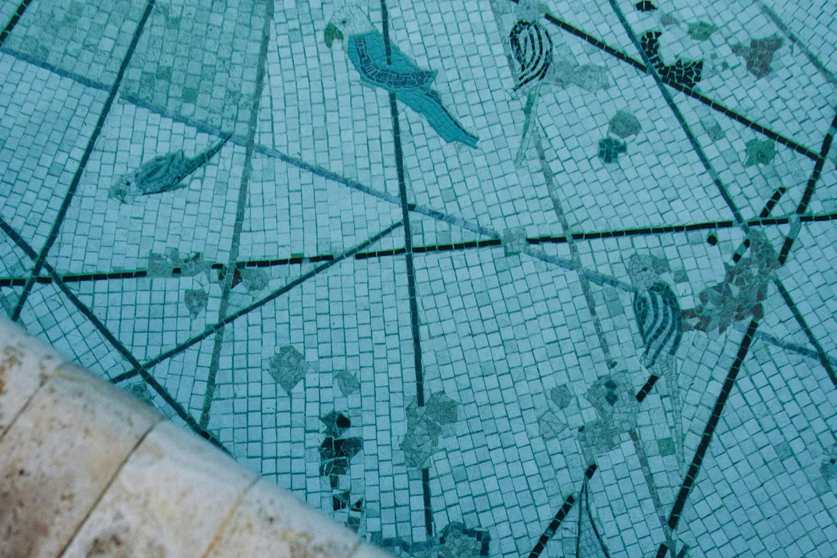 Designs de Mosaicos para Piscinas: Ideias e Tendências para Personalizar seu Espaço Aquático