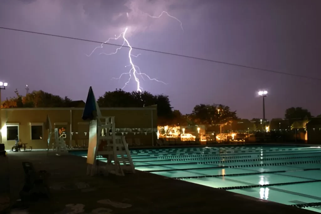 Raios e Piscinas: Tudo o Que Você Precisa Saber