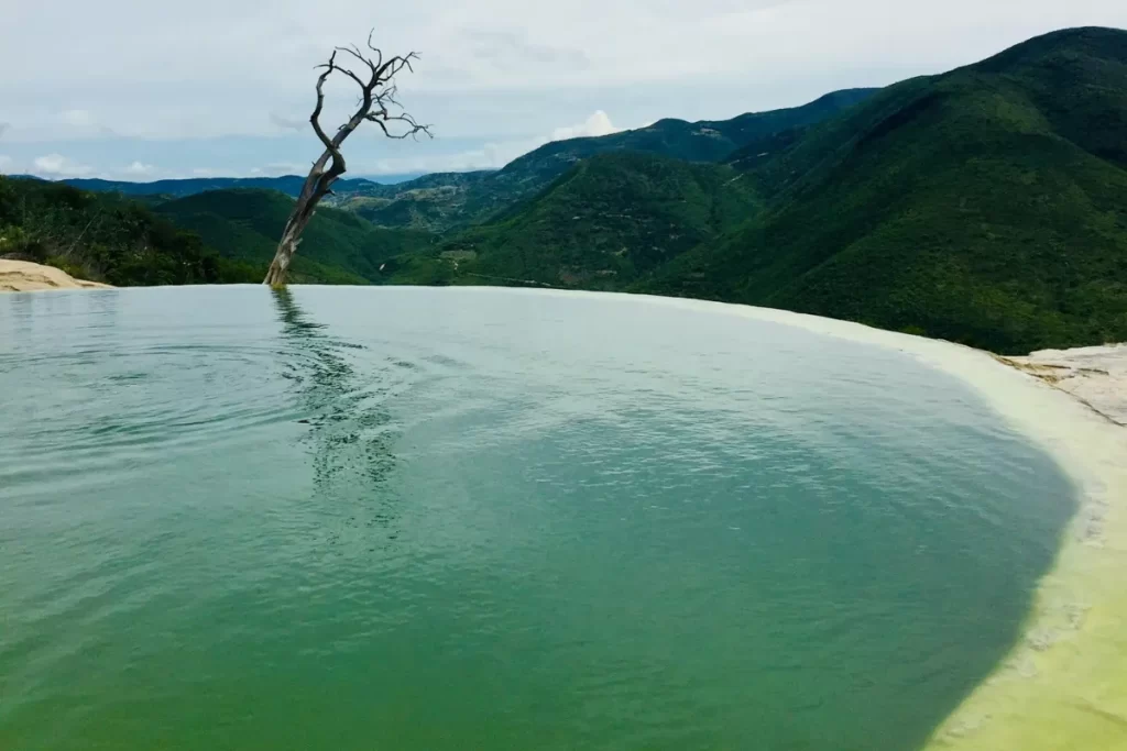 Como Escolher a Cor da Água da Sua Piscina? Dicas Essenciais