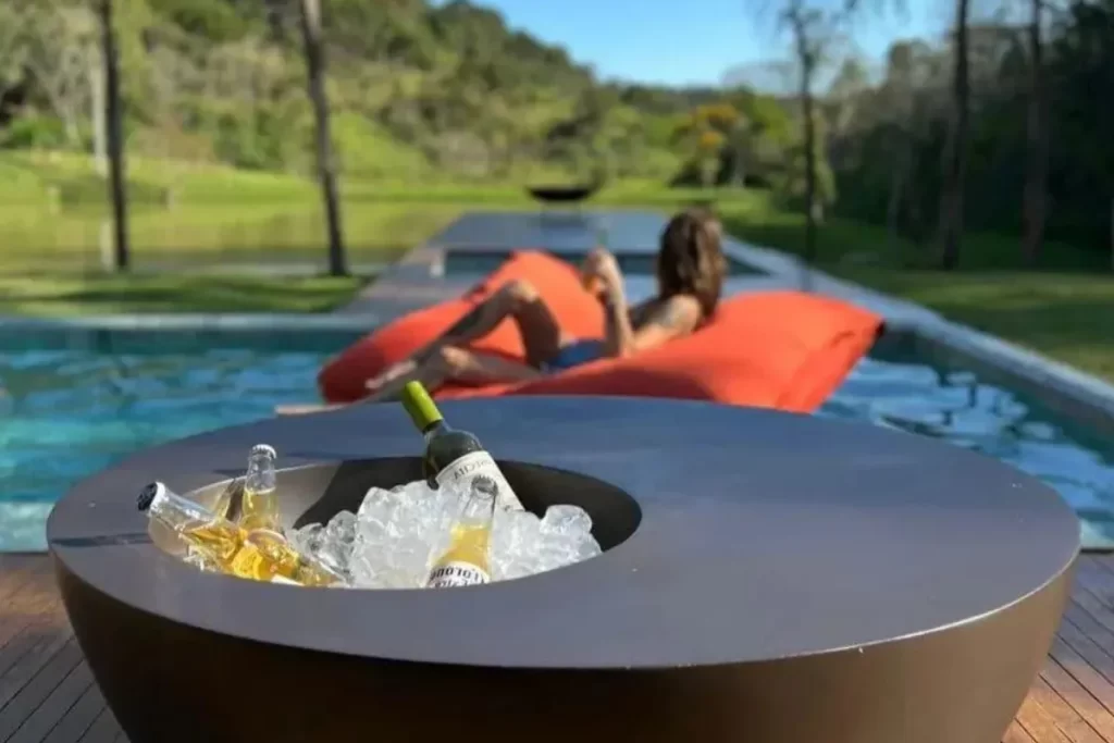 Desfrute o Luxo Externo: Transforme Sua Área de Piscina com a Eco Flame Garden