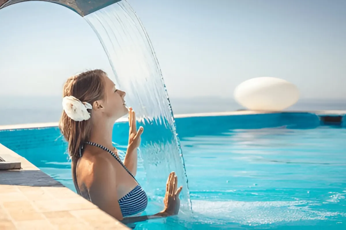 Cascata de Piscina de Fibra: Elegância, Praticidade e Como Escolher a Melhor para Sua Área de Lazer