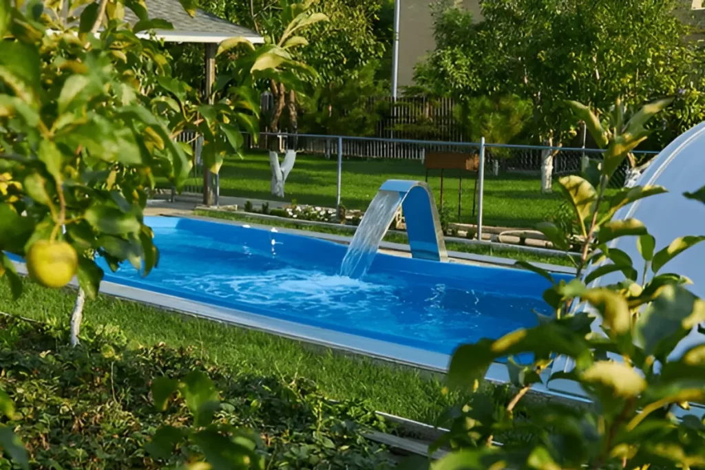 Cascata de Piscina de Fibra: Elegância, Praticidade e Como Escolher a Melhor para Sua Área de Lazer