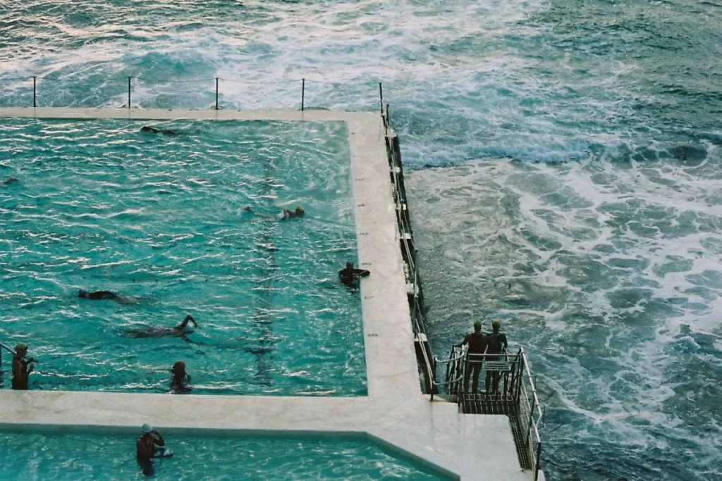 Oásis Tropical: A Arte de Fernando De La Mora na Integração de Piscinas com Paisagens Exuberantes