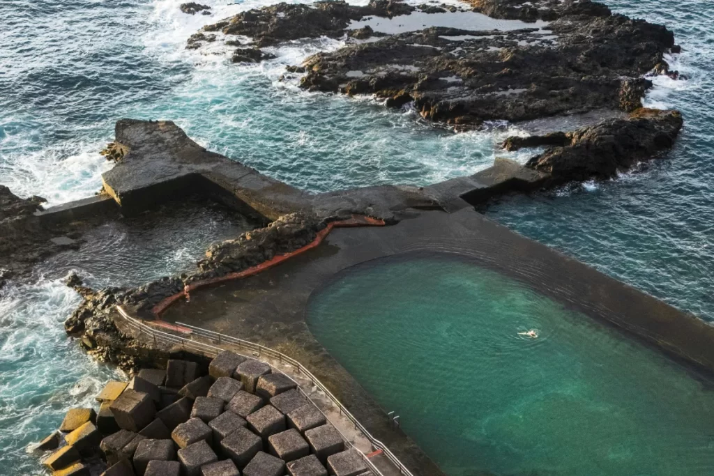 Oásis Tropical: A Arte de Fernando De La Mora na Integração de Piscinas com Paisagens Exuberantes