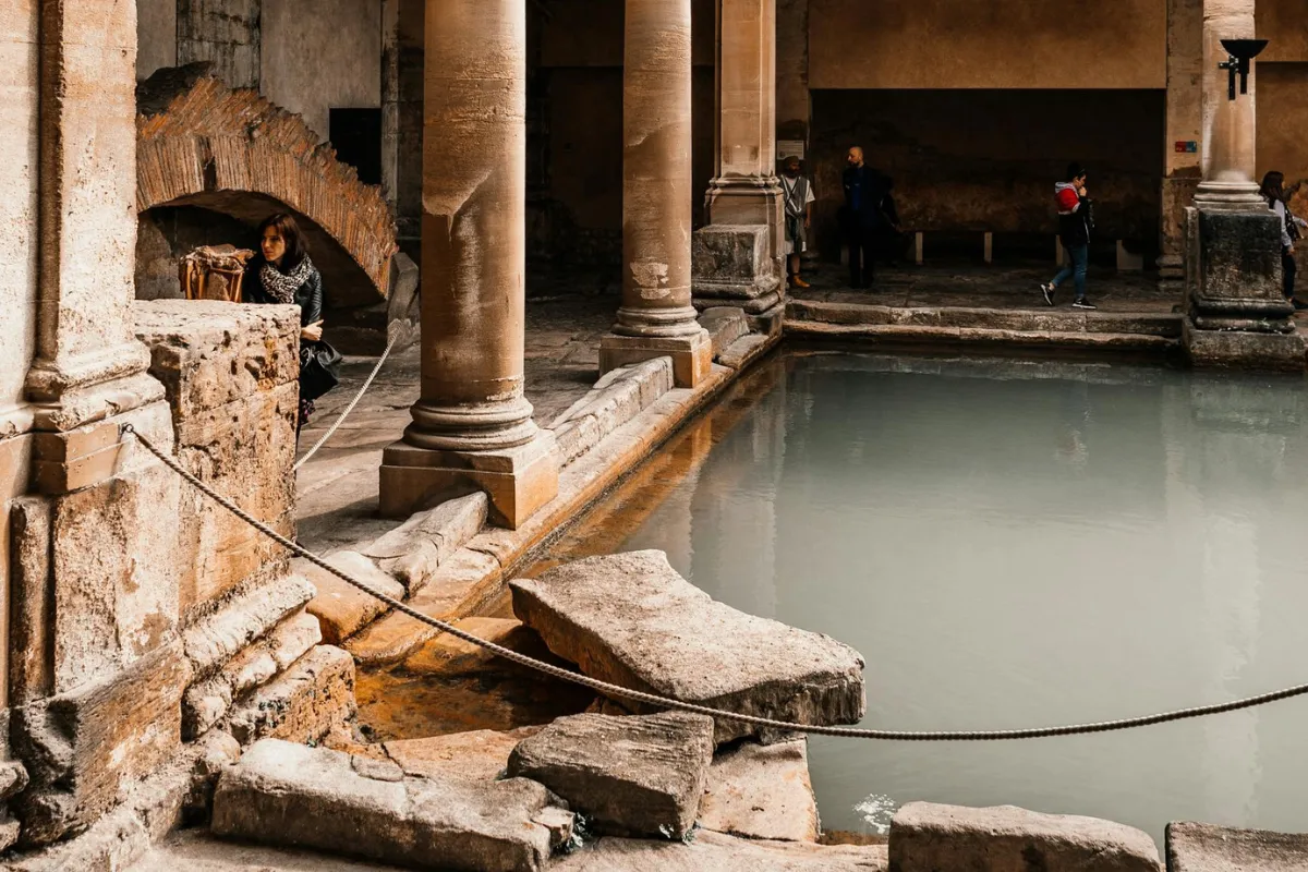 Reflexões Aquáticas: Uma Jornada Pelos Séculos de História e Cultura das Piscinas