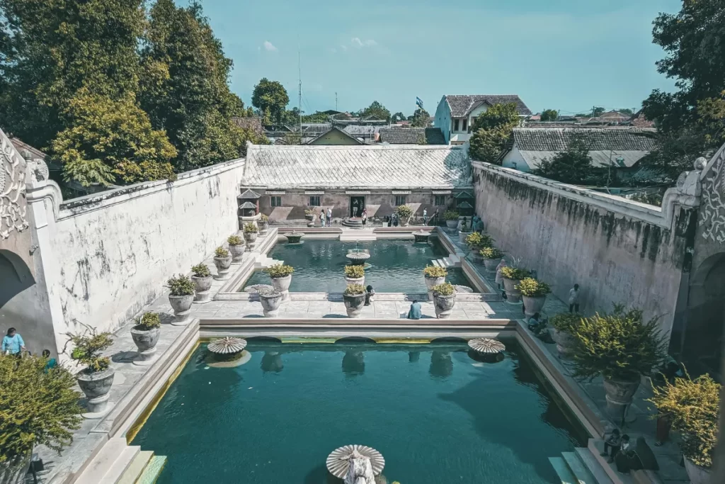 Reflexões Aquáticas: Uma Jornada Pelos Séculos de História e Cultura das Piscinas