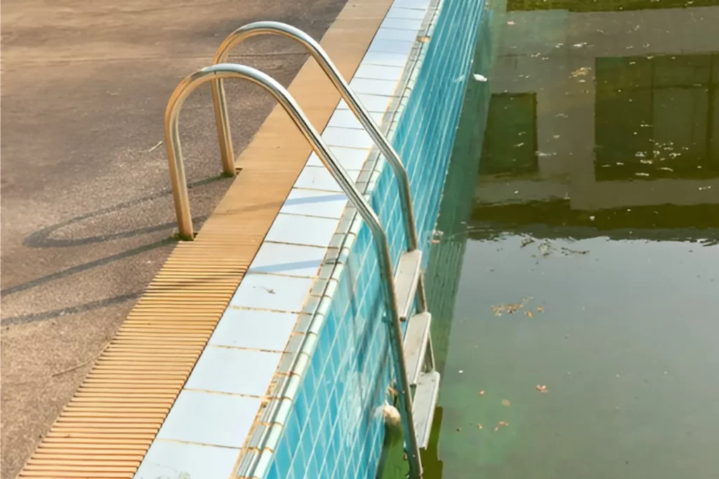 Descubra o segredo para eliminar a ferrugem do revestimento da sua piscina!