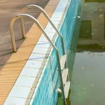 Descubra o segredo para eliminar a ferrugem do revestimento da sua piscina!